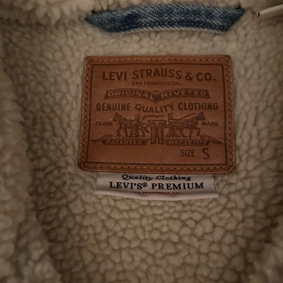 Levi’s denim fleece lined size small jacket - Picture 3 of 6